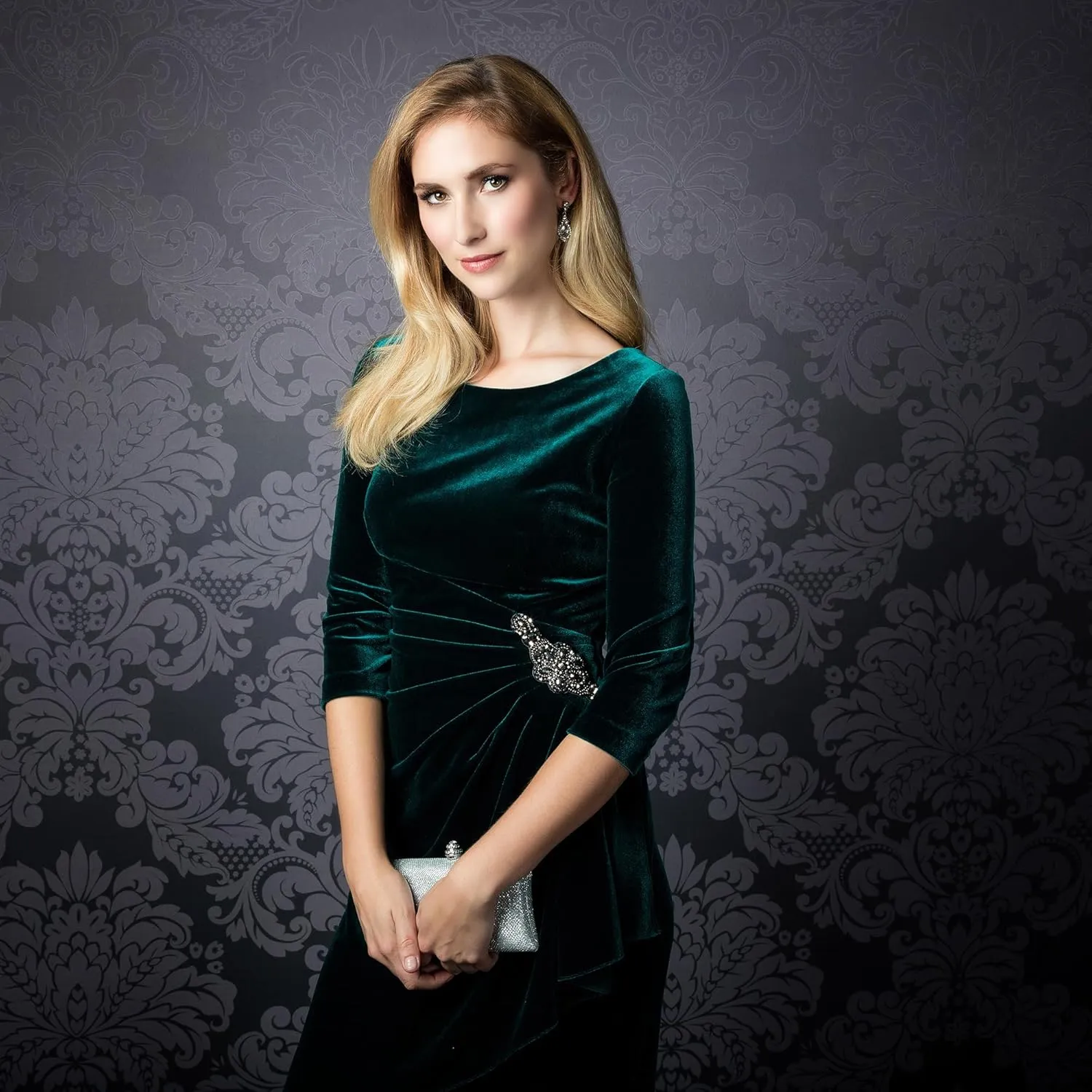 Alex Evenings Women's Short Velvet Cocktail Dress with Beading Detail (Reg Petite)